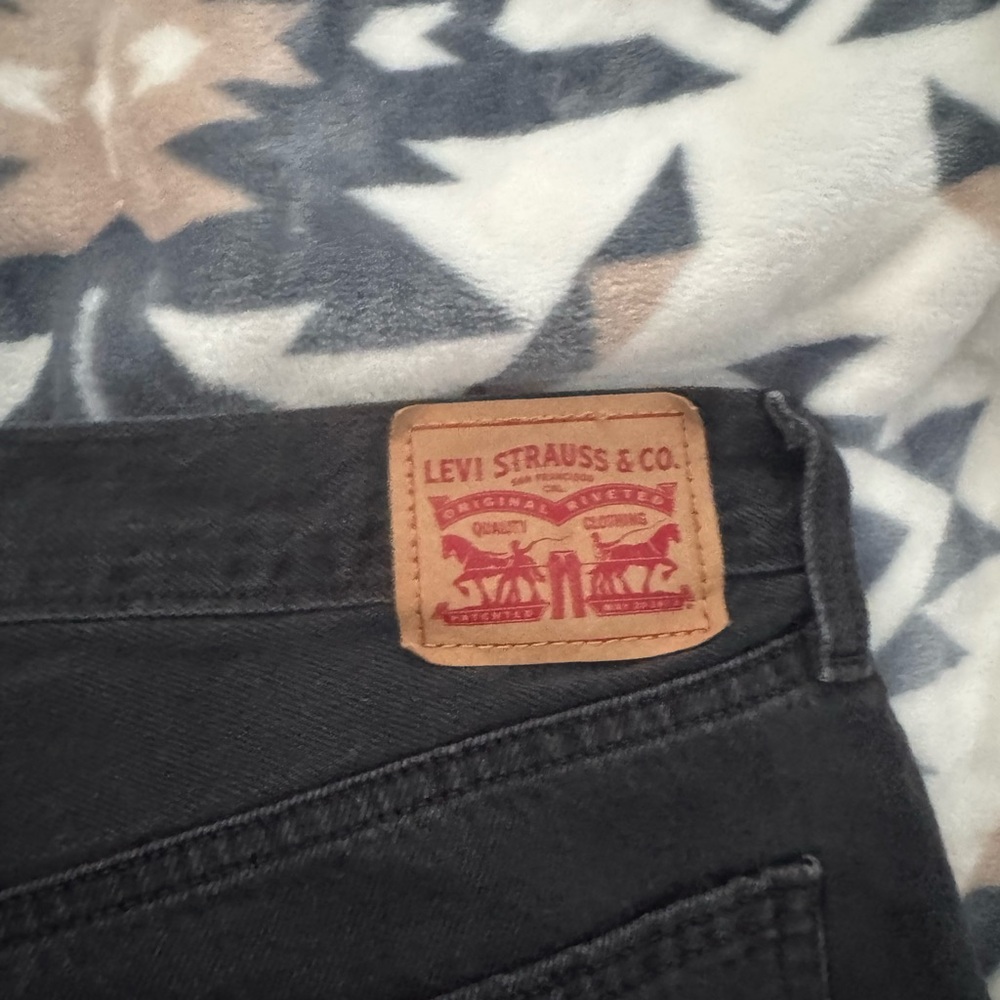 Men's Black Levi Jeans - Picture 3 of 4